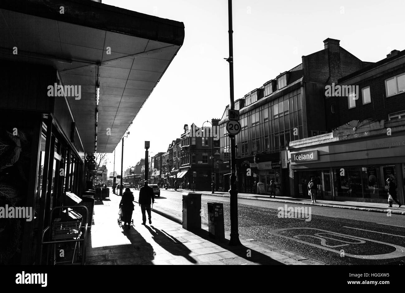 Retroilluminato con scena di strada, Kentish Town, Londra, Inghilterra, Regno Unito. Foto Stock