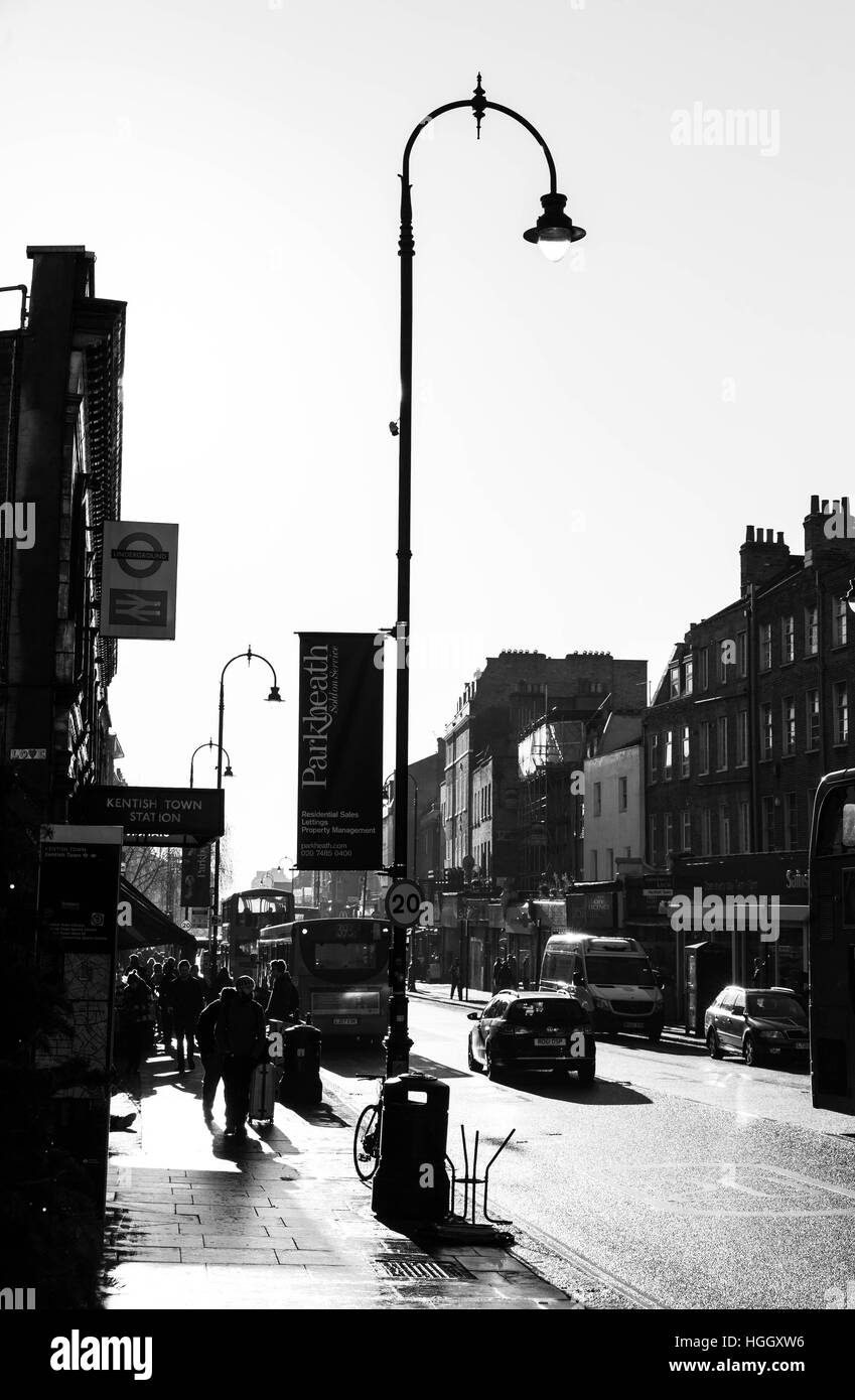 Retroilluminato con scena di strada, Kentish Town, Londra, Inghilterra, Regno Unito. Foto Stock