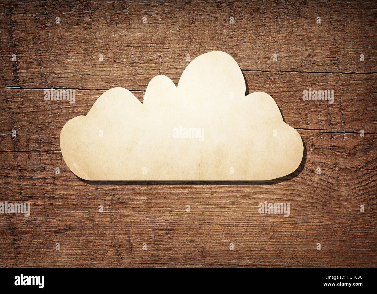 Il marrone scuro graffiato tavola di legno, legno texture con carta simbolo del cloud Foto Stock