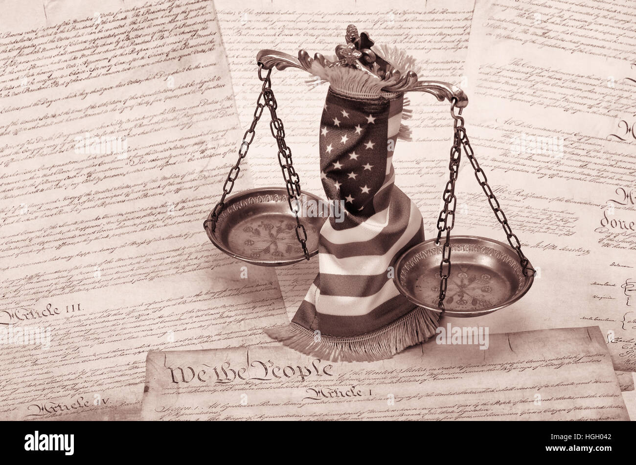 Scale di giustizia , bandiera americana e la costituzione degli Stati Uniti Foto Stock