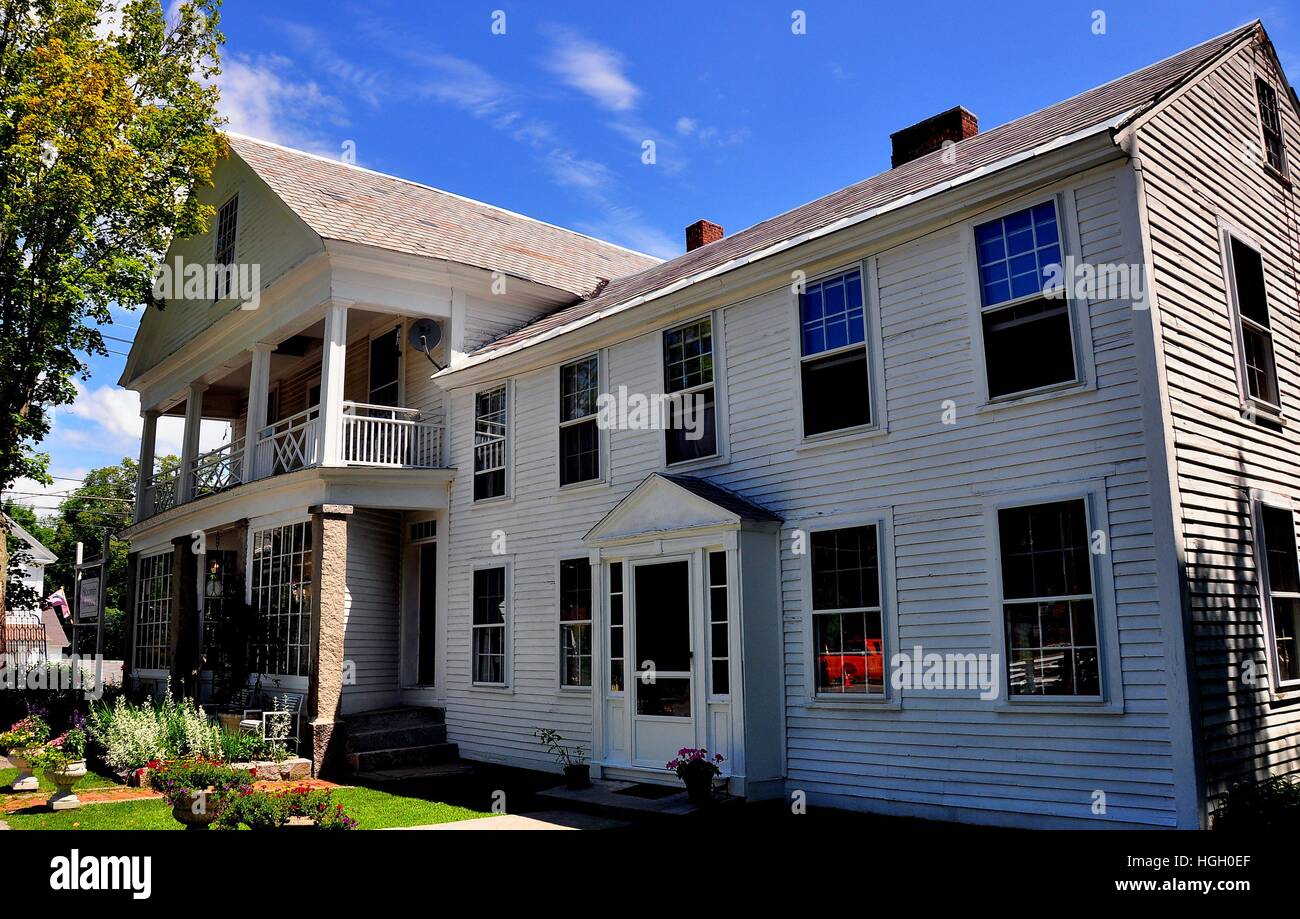Fitzwi;liam, New Hampshire - Luglio 11, 2013: inizio del XIX secolo infissi bianchi home e adiacente negozio di antiquariato sul Villaggio Verde * Foto Stock