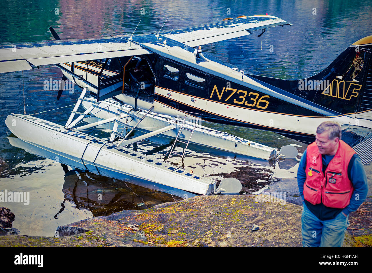 Misty Fjord di aria idrovolante Beaver e JJ pilota sul lago Manzoni vicino Ketchkan, Alaska, Stati Uniti d'America. Foto Stock