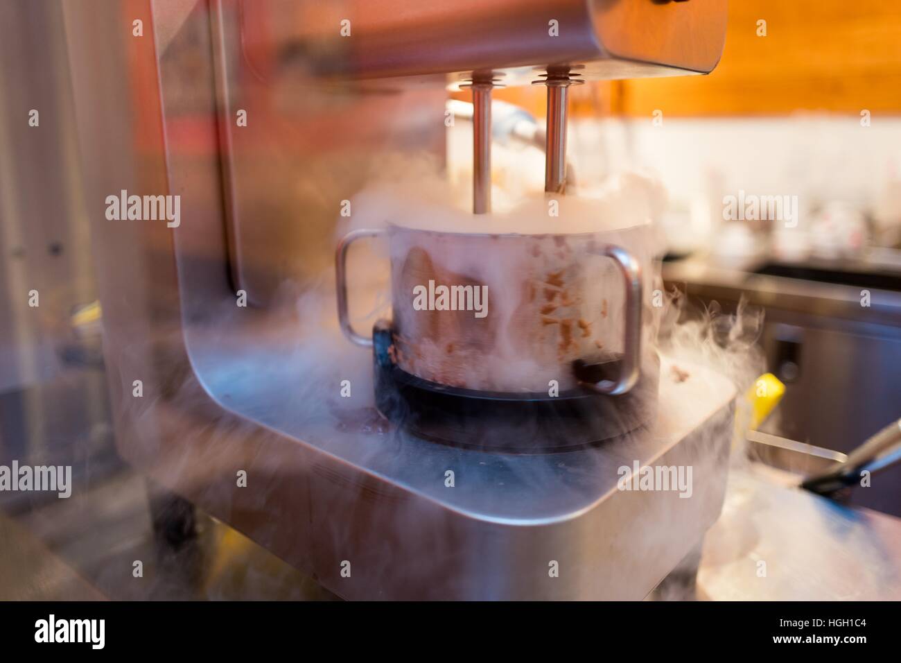 Una macchina speciale utilizzato per il tasso di abbandono del gelato tramite azoto liquido, Lafayette, California, 2016 Foto Stock