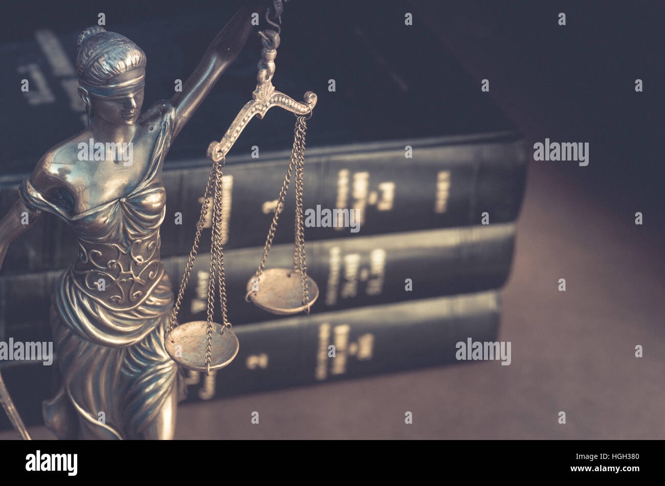 Diritto legale Concetto di immagine, bilancia della giustizia con libri in background Foto Stock