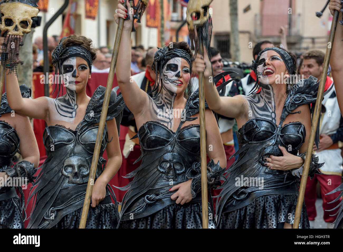 Le donne in abiti storici, Mori e Cristiani Parade, moros y cristianos, Jijona o Xixona, Provincia di Alicante Foto Stock