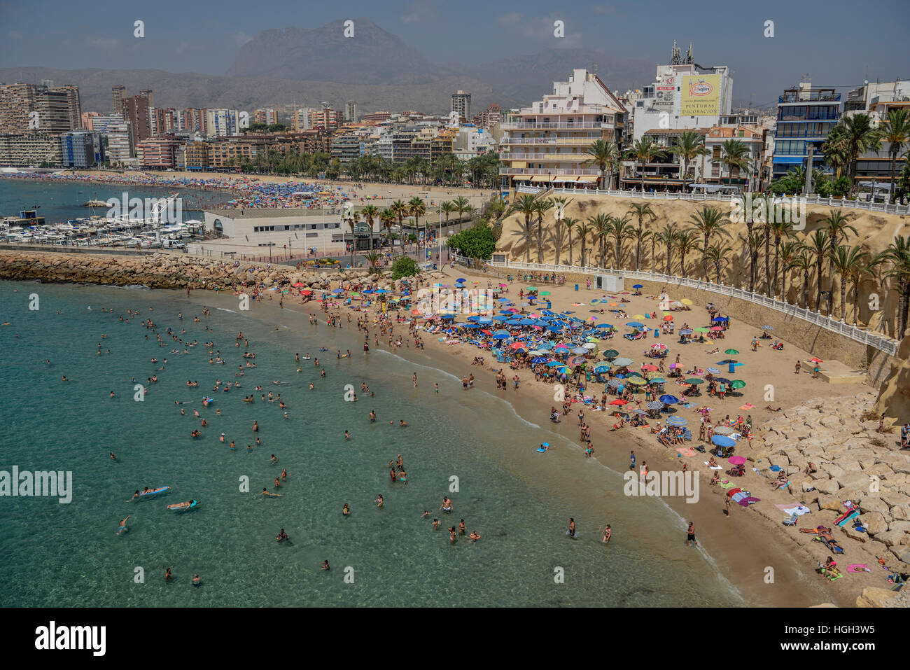 I turisti a la Playa Mal Pas, Benidorm, Provincia di Alicante, Costa Blanca, Spagna Foto Stock