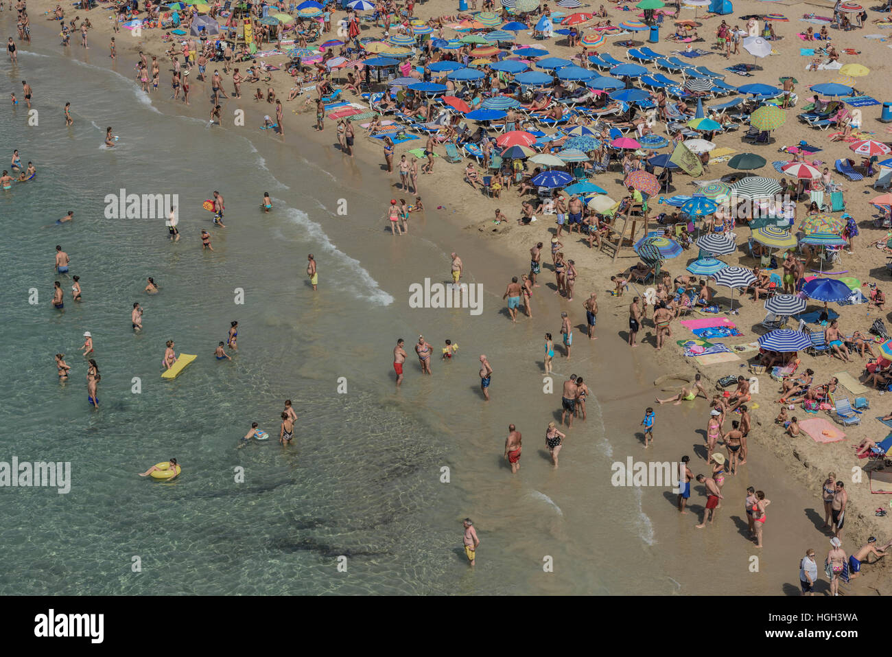 I turisti a la Playa Mal Pas, Benidorm, Provincia di Alicante, Costa Blanca, Spagna Foto Stock