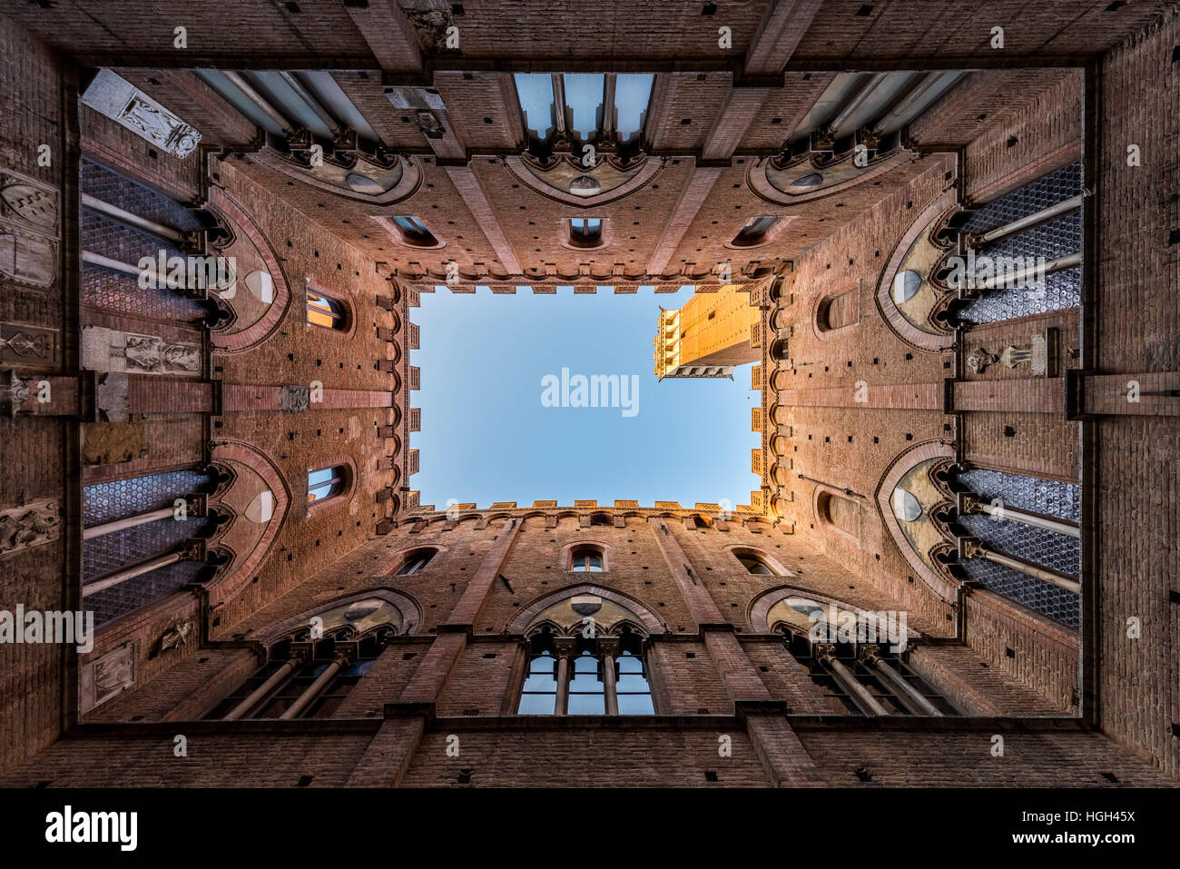 Cortile della Torre del Mangia a Siena, Toscana, Italia Foto Stock