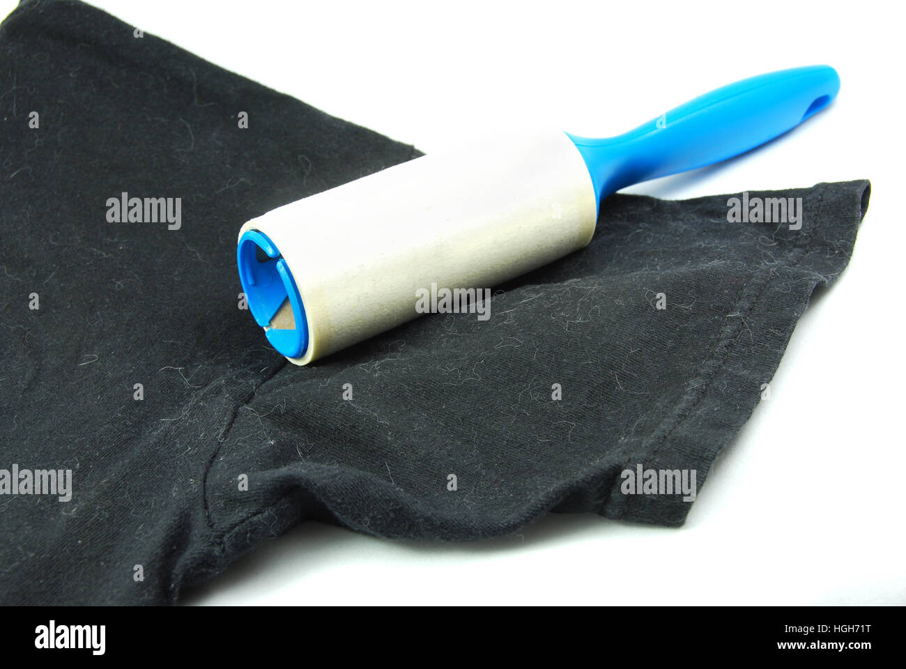 Rullo di panno rimozione dei capelli fuori di una camicia nera Foto Stock