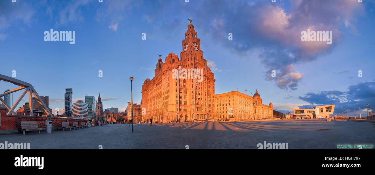 Una panoramica di Liverpool acqua anteriore, le tre grazie Foto Stock