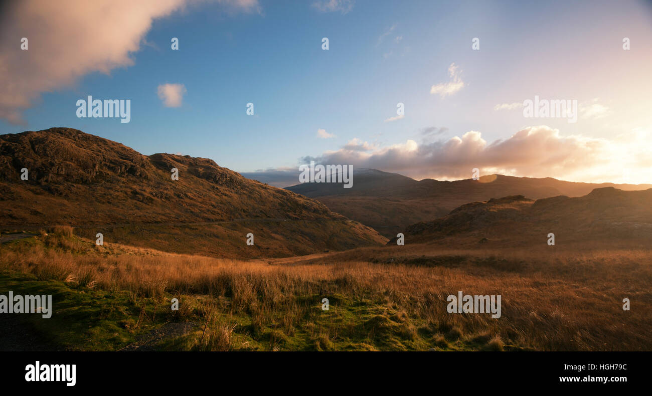 La luce del mattino sulla via dei Minatori snowdonia Foto Stock