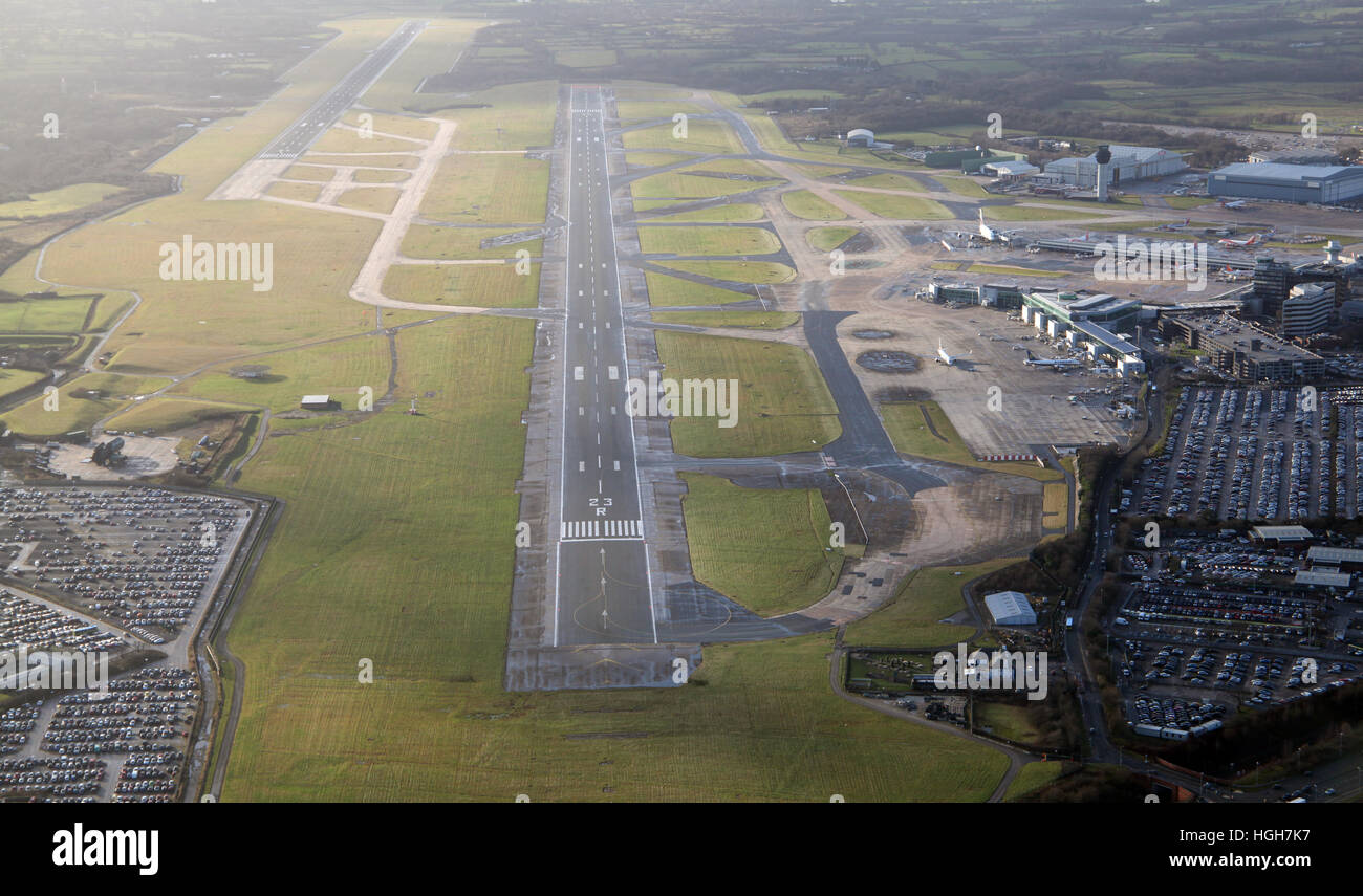 Vista aerea della pista principale all'Aeroporto di Manchester, Regno Unito Foto Stock