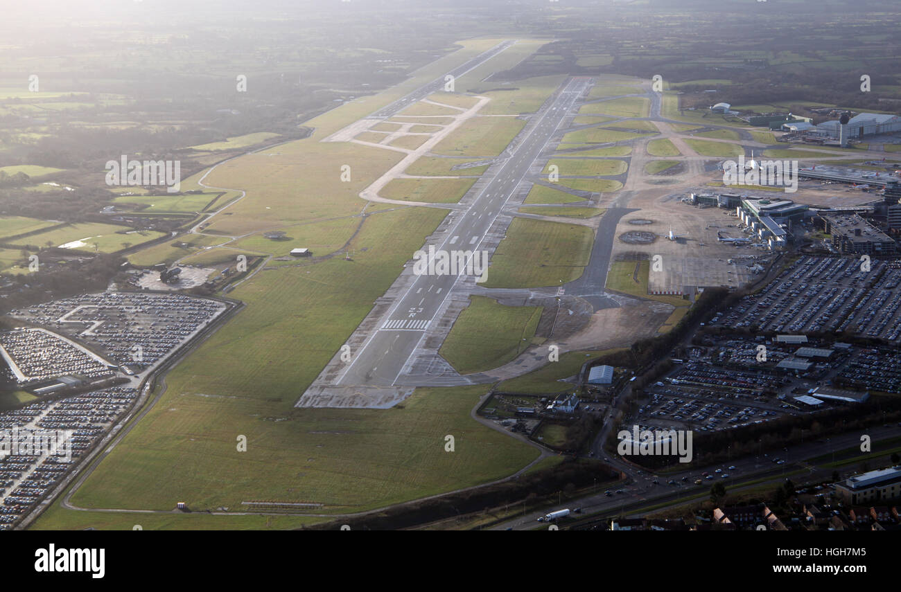 Vista aerea della pista principale all'Aeroporto di Manchester, Regno Unito Foto Stock