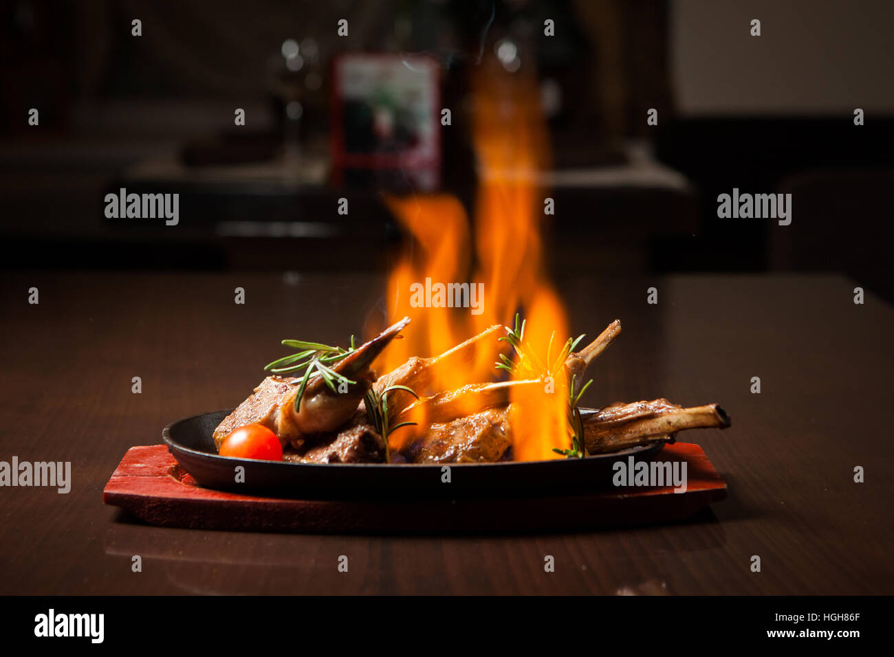 Succosa arrosto di Prime Rib con erbe sotto il fuoco Foto Stock