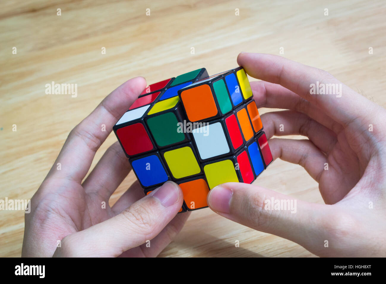 Bangkok, Tailandia - 9 Gennaio 2017 : il cubo di Rubik era stato risolto. Foto Stock