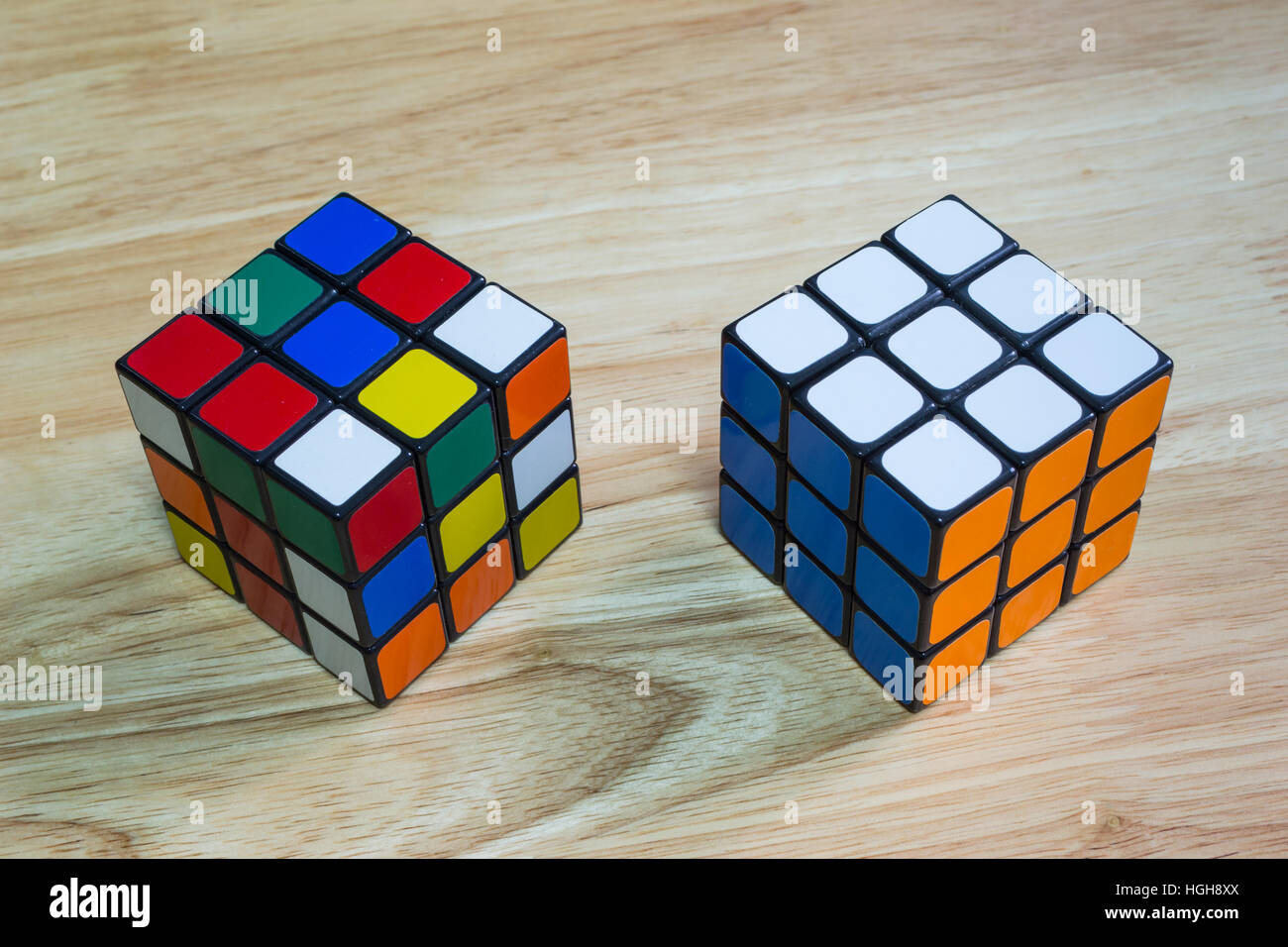 Bangkok, Tailandia - 9 Gennaio 2017 : il cubo di Rubik su uno sfondo di legno. Foto Stock