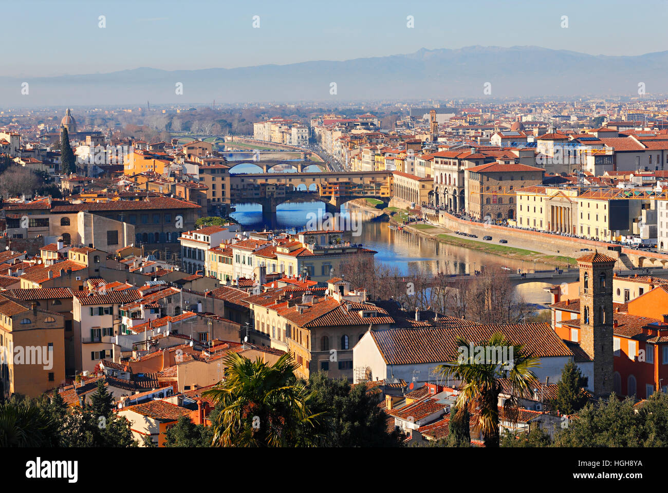 Firenze Ponte Vecchio ponte sul fiume Arno in Toscana, Italia Foto Stock