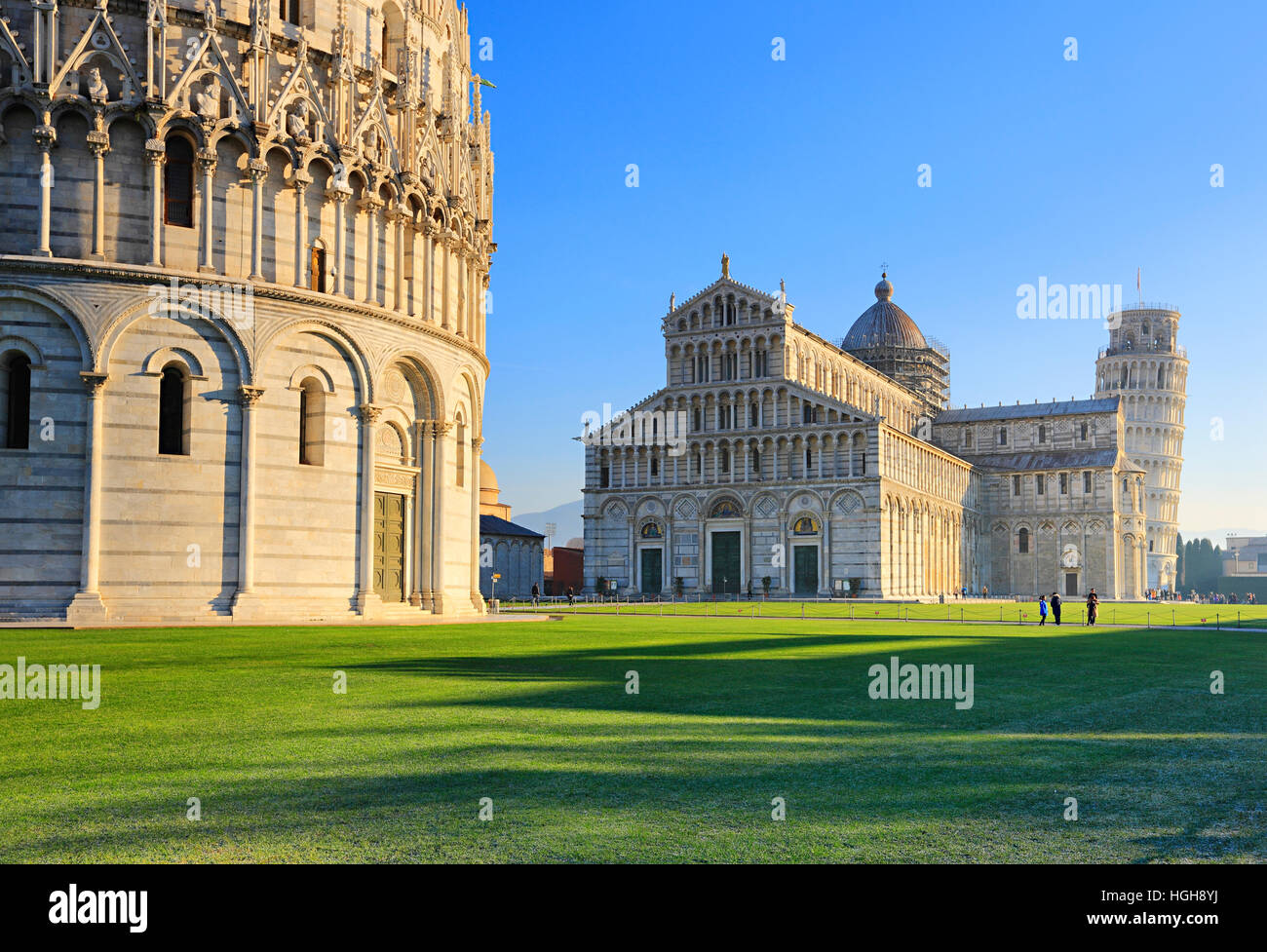 Pisa, Piazza dei Miracoli e la torre pendente sul retro Foto Stock