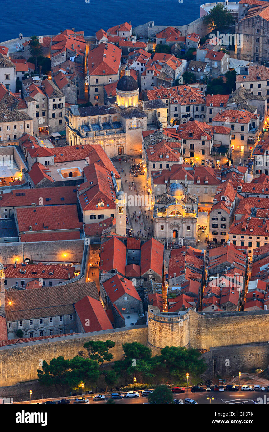 Illuminata Dubrovnik Città Vecchia in serata da sopra Foto Stock