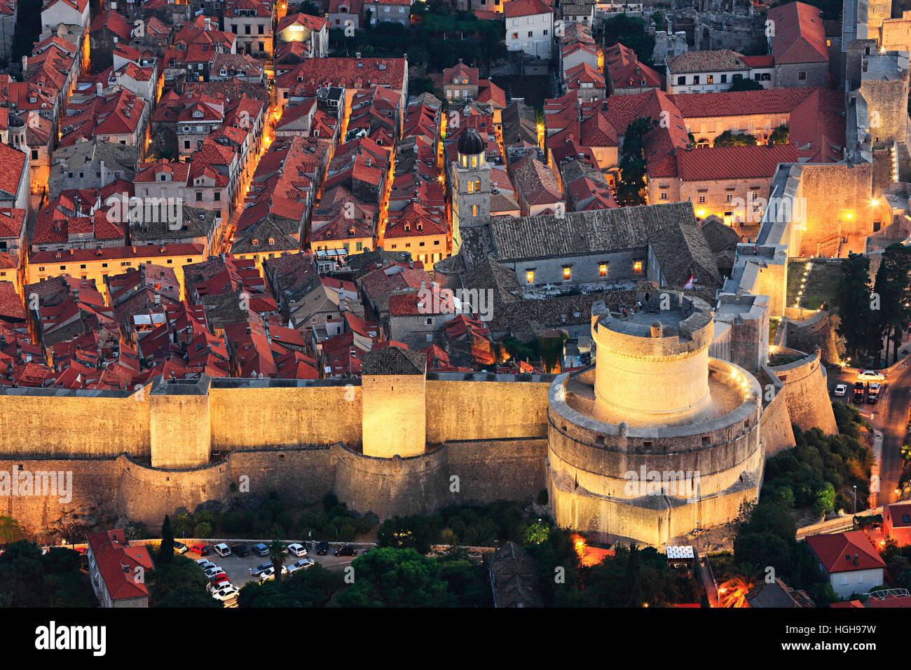 Illuminato mura di Dubrovnik in serata da sopra.Minceta fort sulla destra Foto Stock