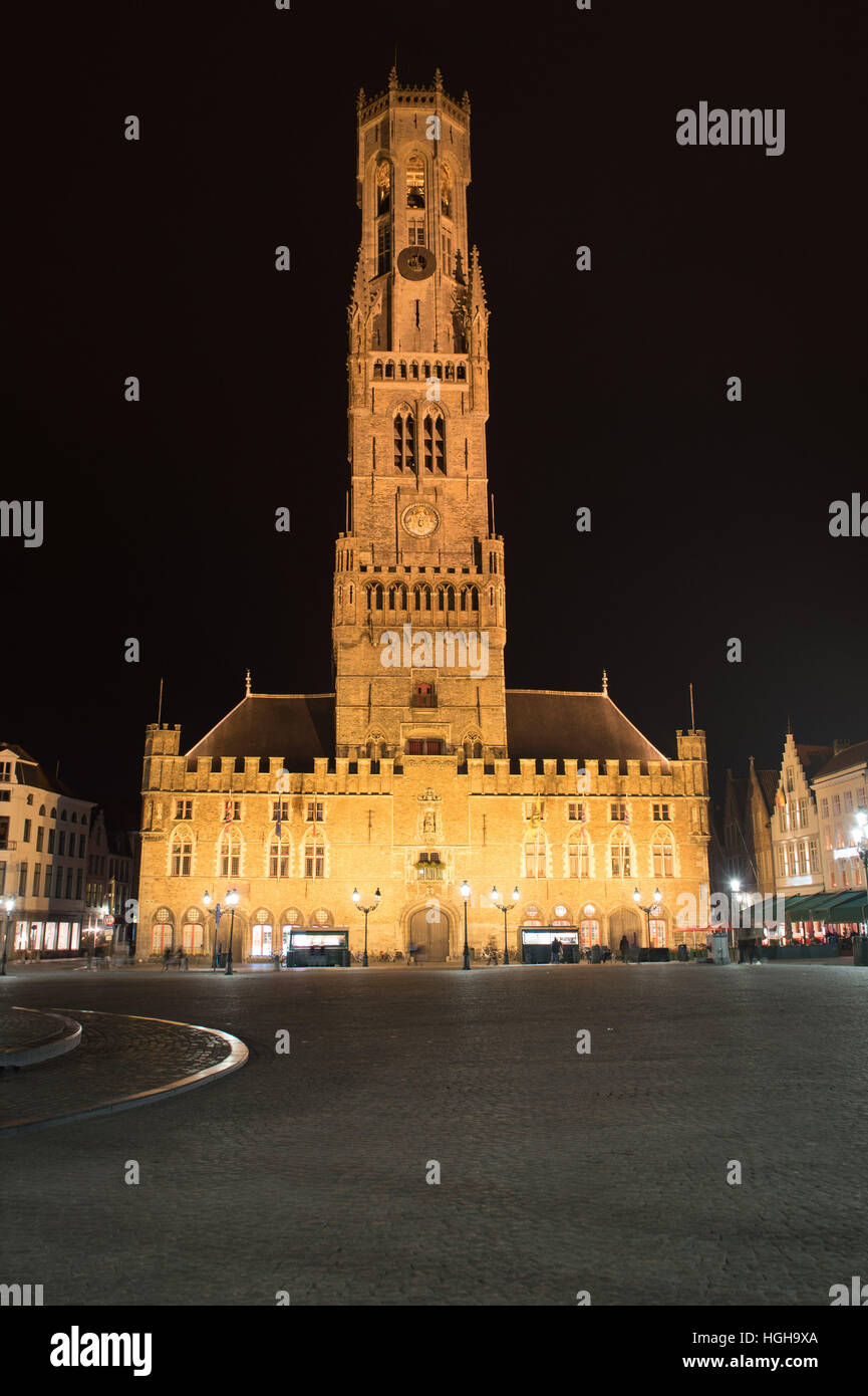 Night Shot del campanile a Bruges, un punto di riferimento Foto Stock