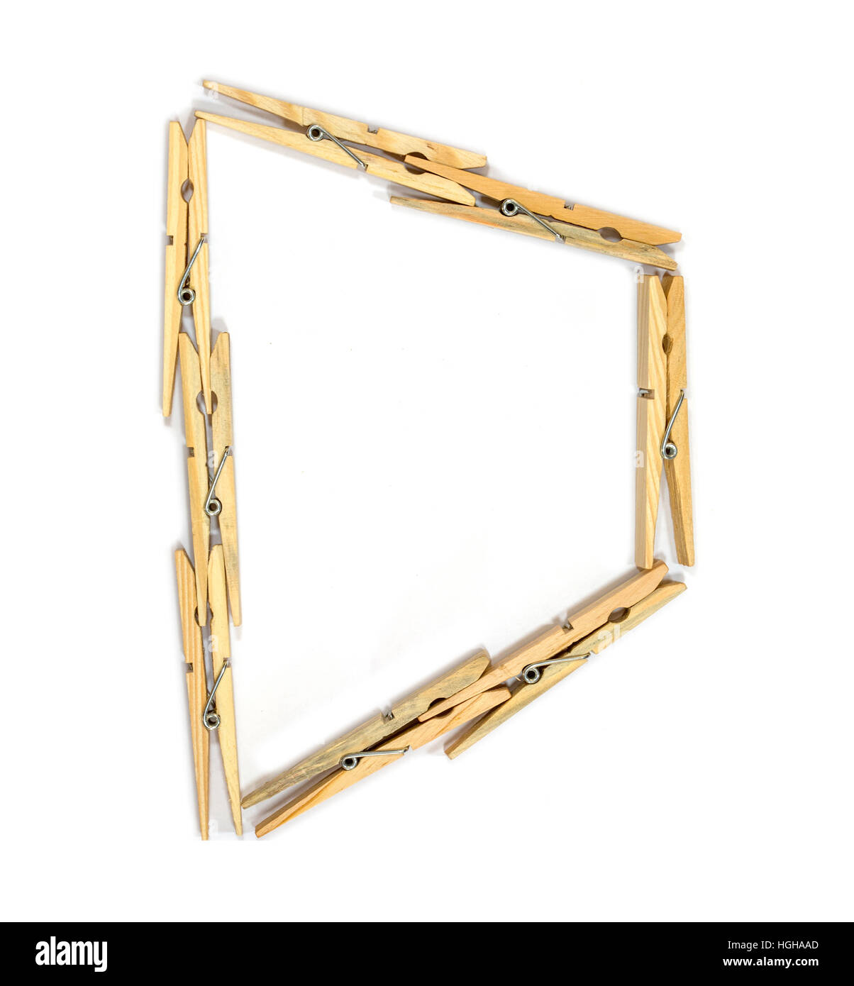 Con la lettera D in legno clothespins isolato su bianco Foto Stock