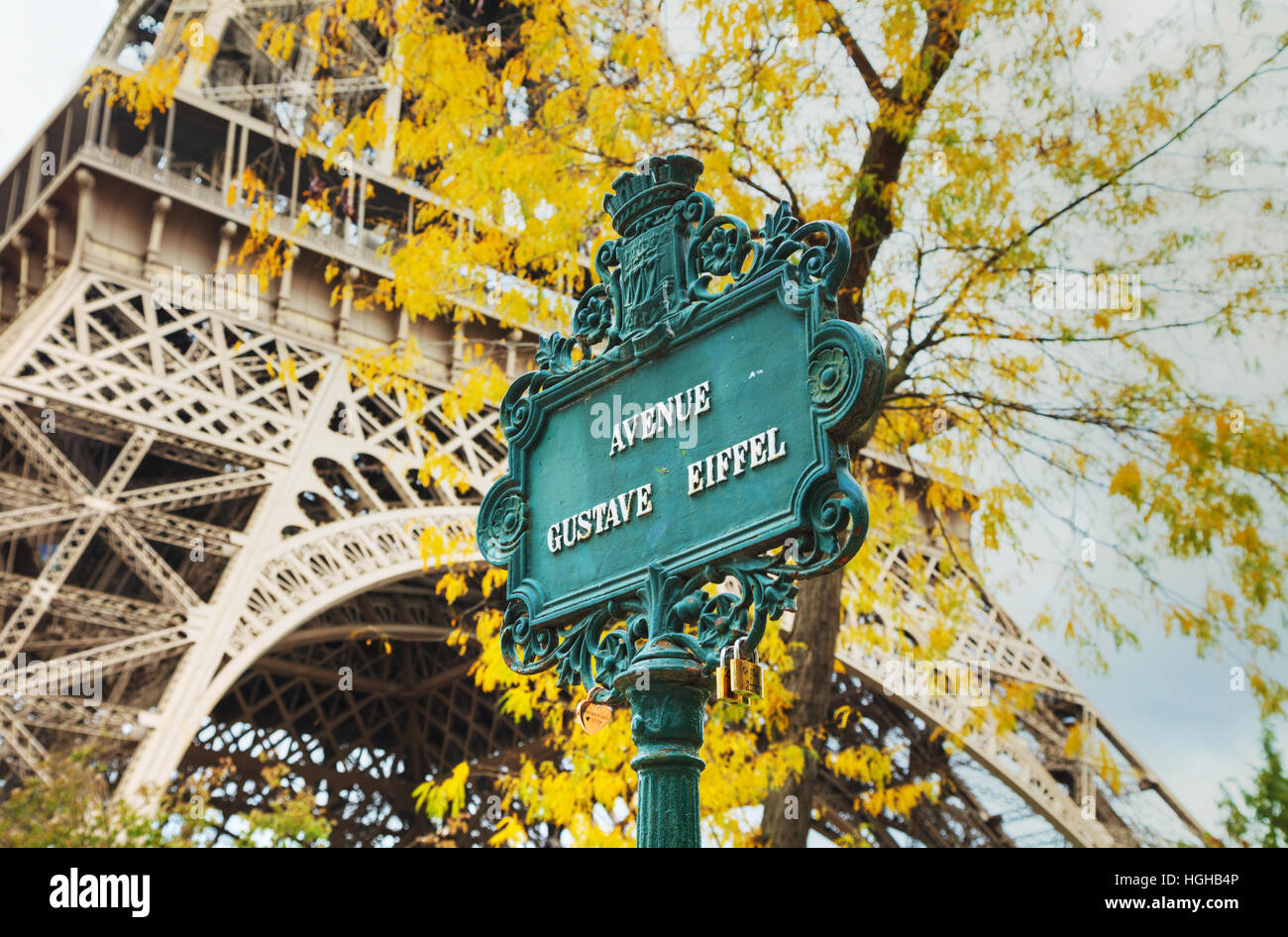 Avenue Gustave Eiffel firmano a Parigi, in Francia in un giorno nuvoloso Foto Stock