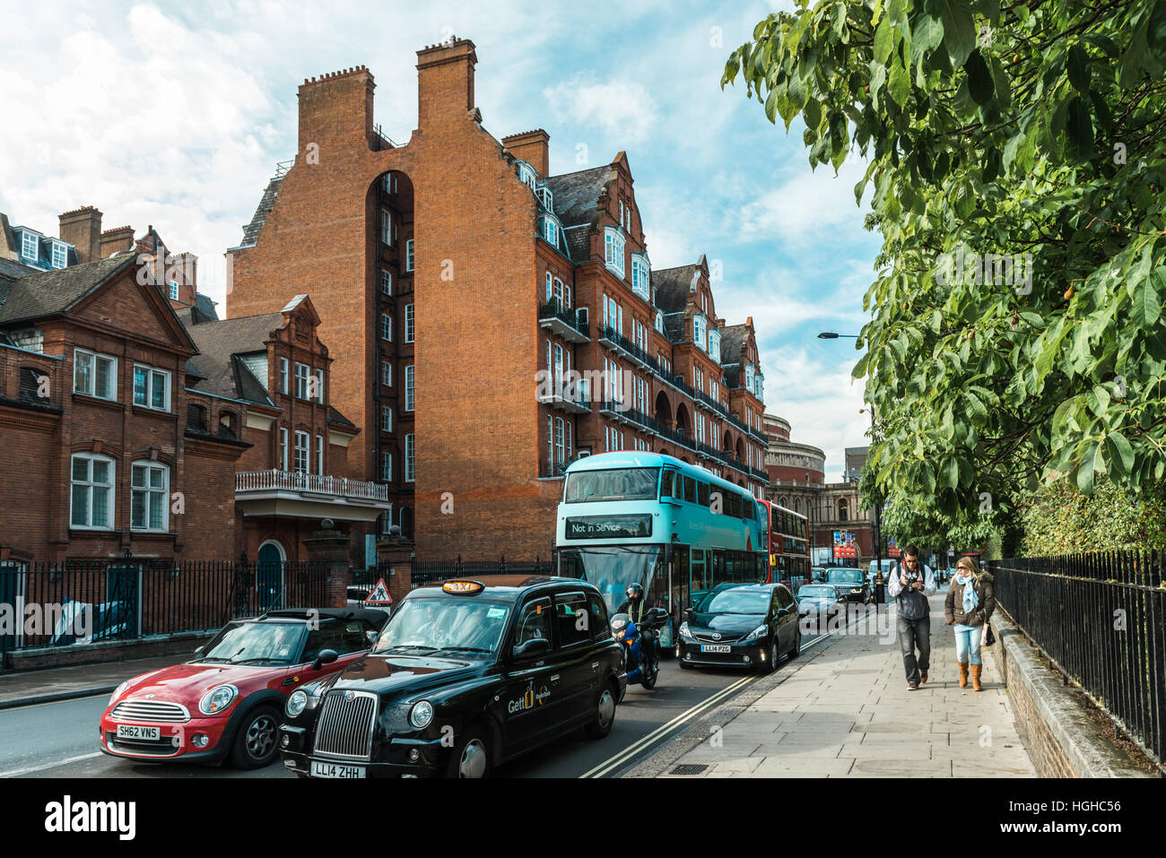 London, Regno Unito - 17 Ottobre 2016: Le persone sono a piedi su Kensington High St vicino a Kensington Gardens a Londra, Inghilterra Foto Stock