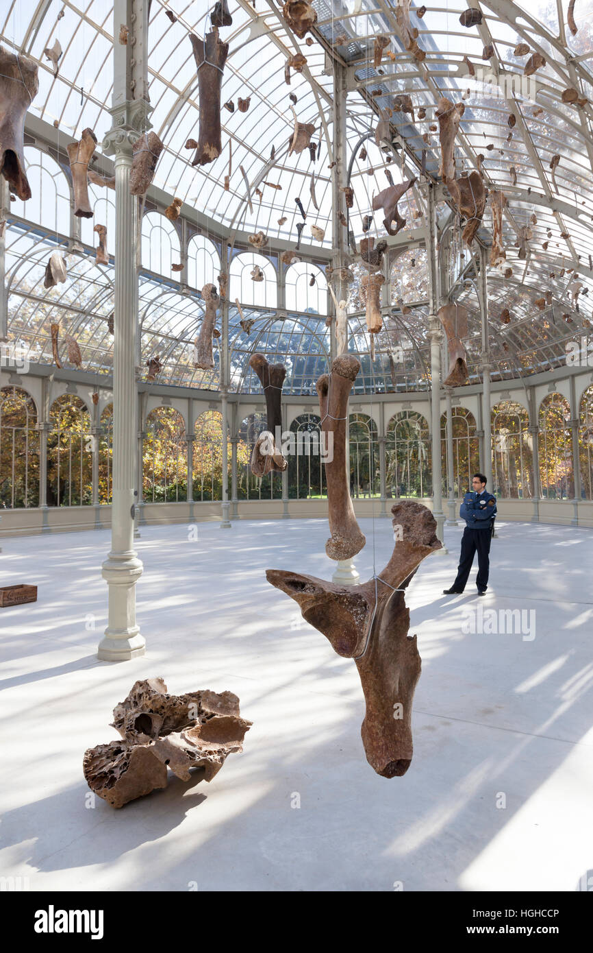 Madrid, Spagna: Mostra d'arte da artista Vietnamese-Danish Danh Vō presso il Palacio de Cristal del Parco del Buen Retiro. Foto Stock