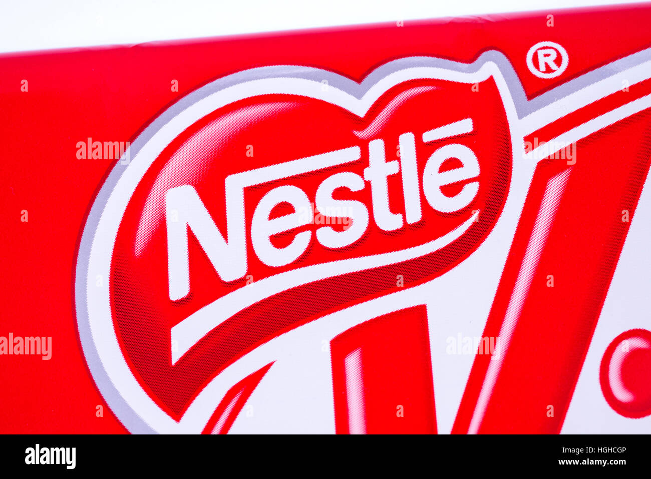 LONDON, Regno Unito - 4 gennaio 2017: un close-up di Nestlé logo su uno dei loro prodotti dolciari. Foto Stock