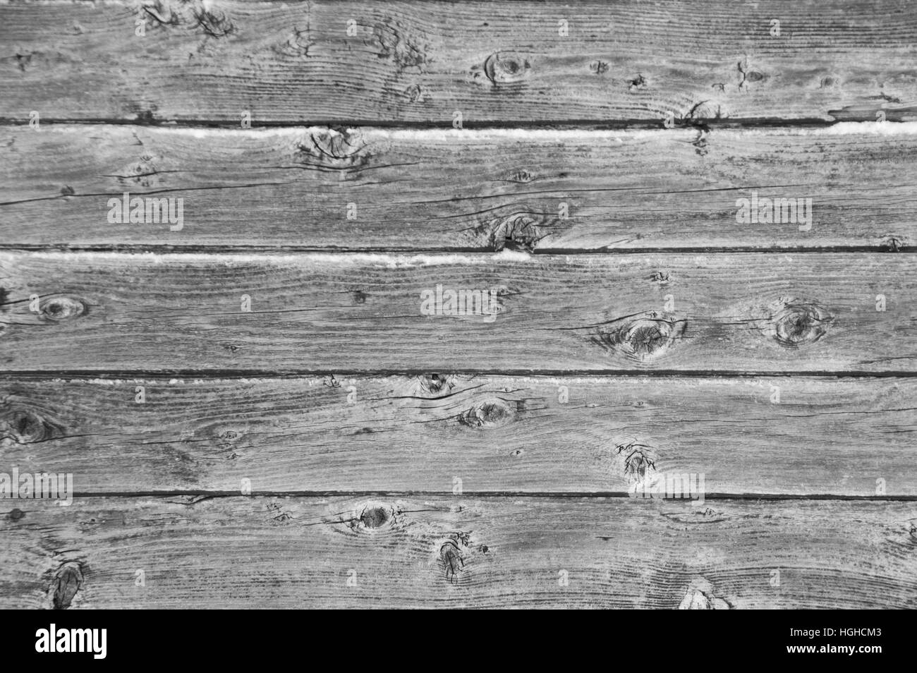 Sullo sfondo di un paesaggio immagine orientata di 5 grunge sbucciato grigio argento weathered fienile schede con i residui di vernice b/w Foto Stock