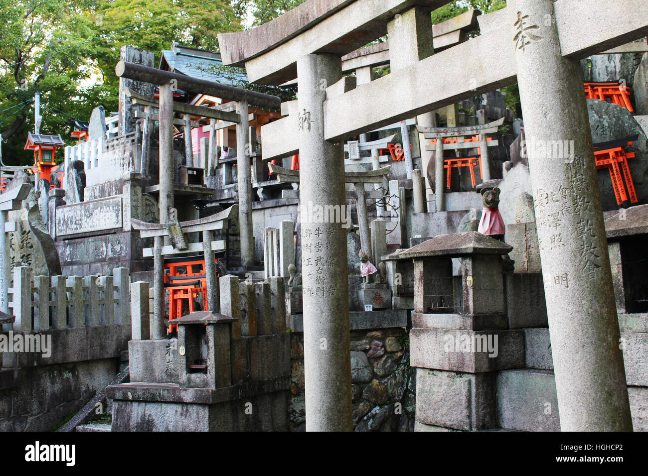 Alcune delle migliaia di piccoli santuari entro i motivi di Fushimi Inari Shrine, in Kyoto Foto Stock
