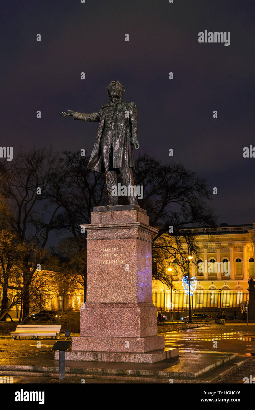 Il famoso poeta Aleksandr Pushkin statua vicino russo Art Museum di San Pietroburgo Foto Stock