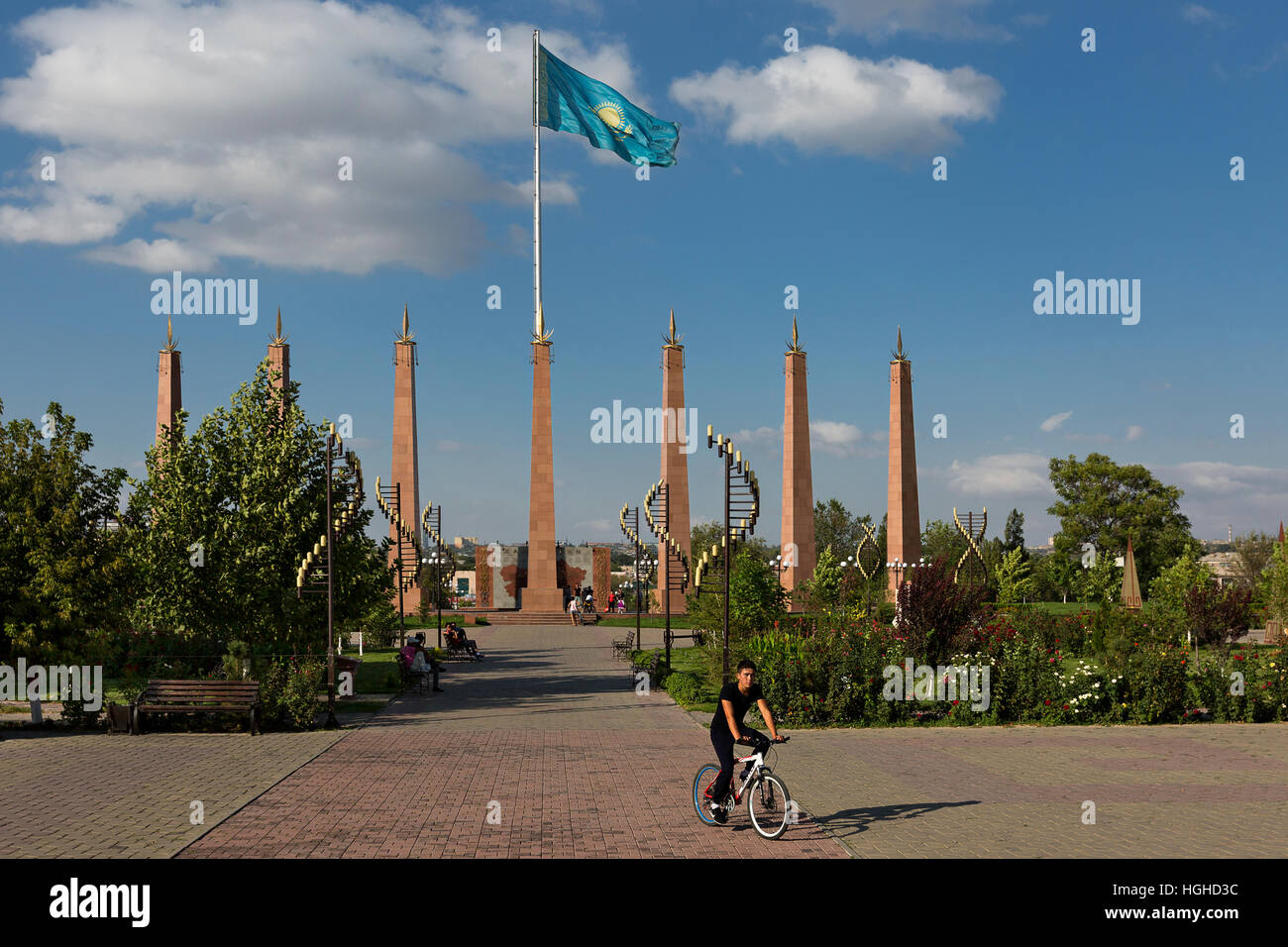 Ragazzo kazako che cavalca la sua bicicletta nel Parco dell'Indipendenza a Shymkent, Kazakhstan. Foto Stock