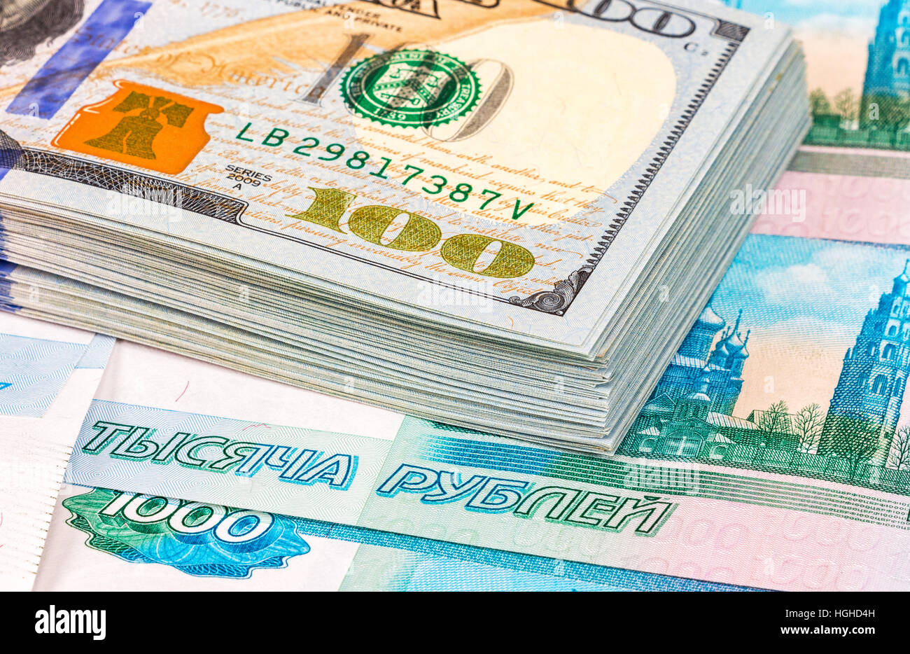 Pila di un centinaio di american Dollar Bills su sfondo rubli Foto Stock