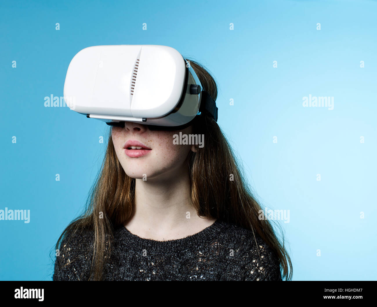 Ragazza 12- 14yo indossando la realtà virtuale occhiali VR Foto Stock