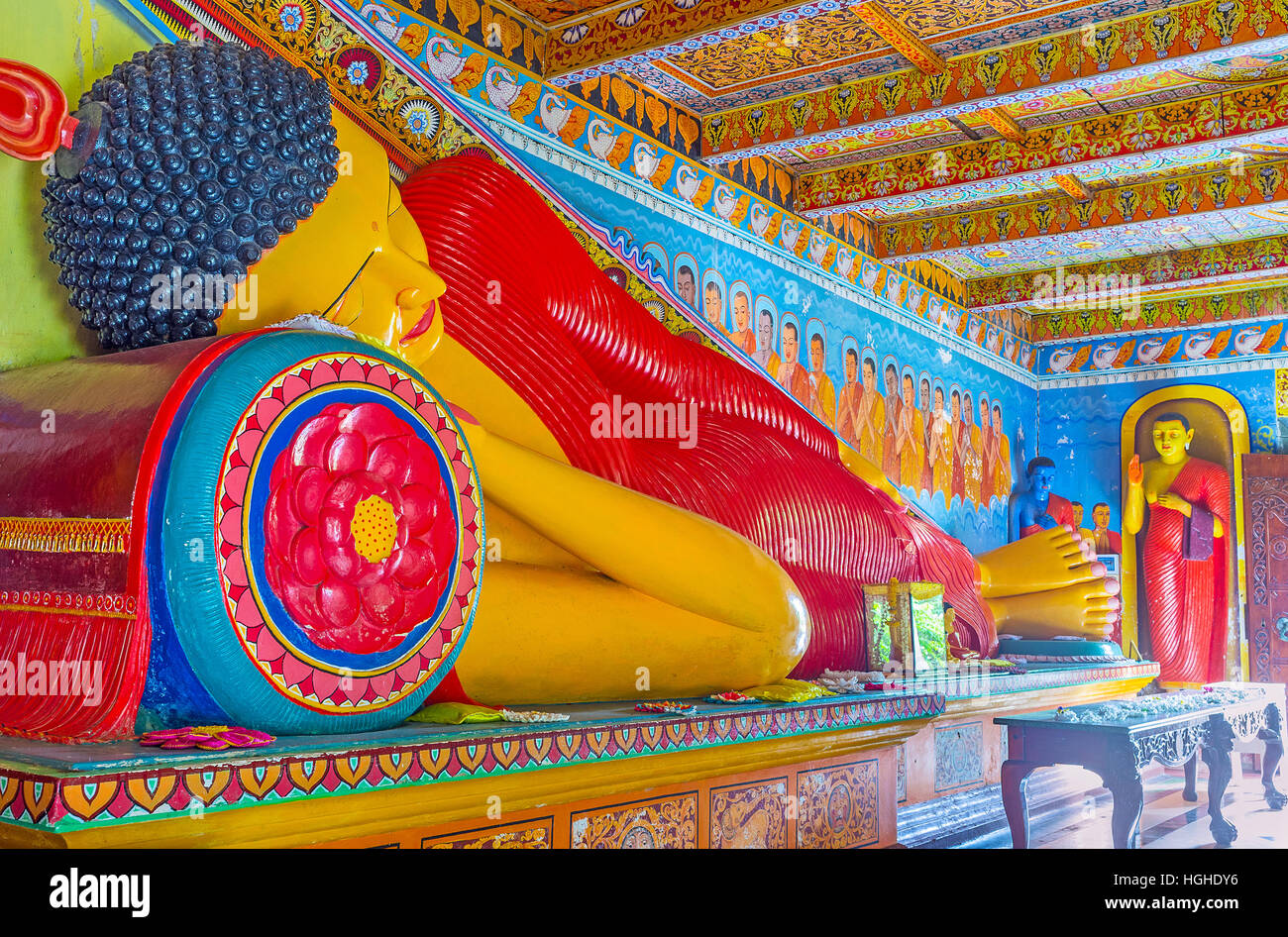 La statua di Buddha, raggiunto il nirvana in Isurumuniya tempio di roccia Foto Stock