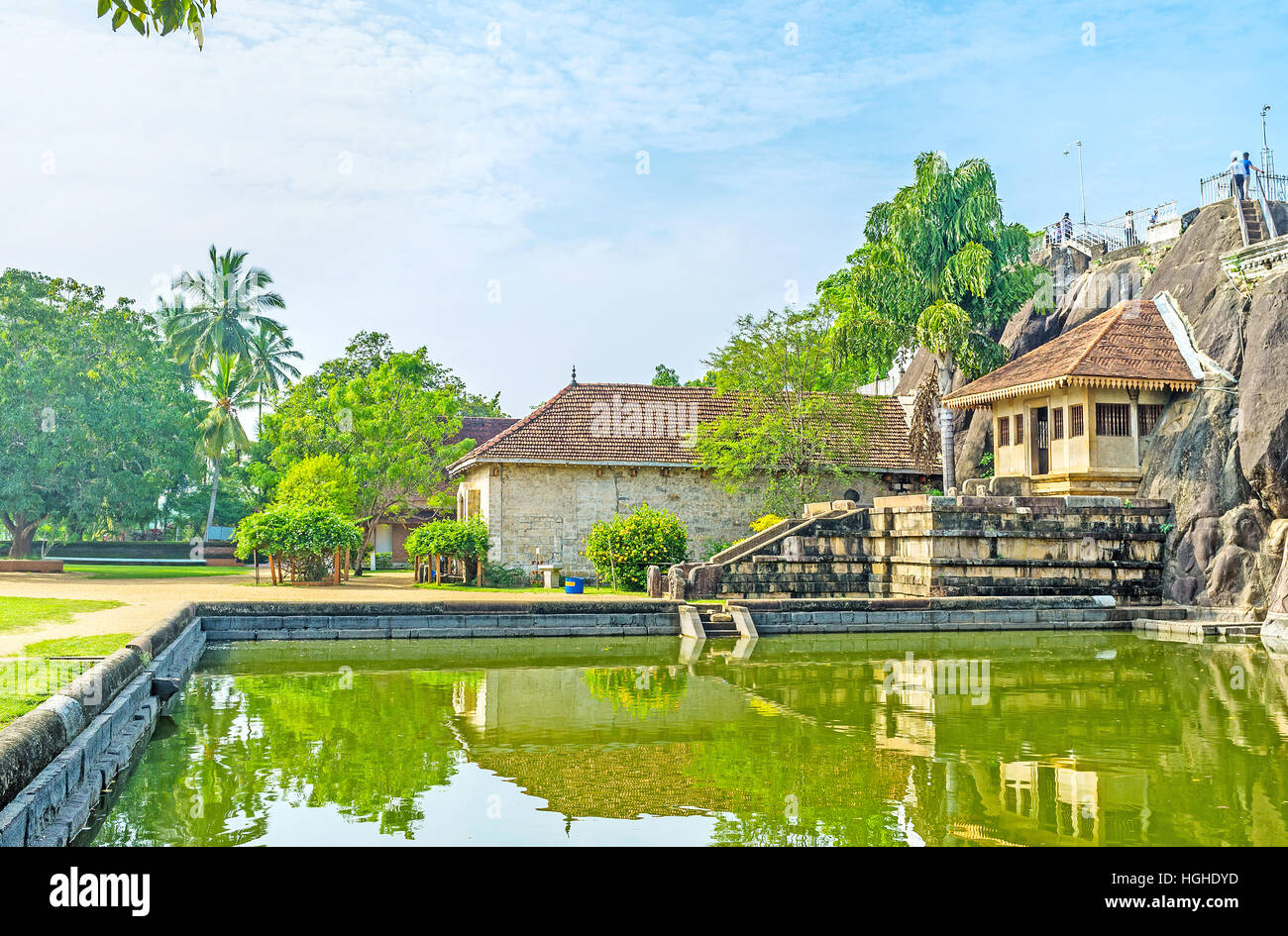 Il Isurumuniya tempio di roccia circondato dal verde del giardino con un laghetto ai piedi della roccia sacra, Anuradhapura, Sri Lanka. Foto Stock