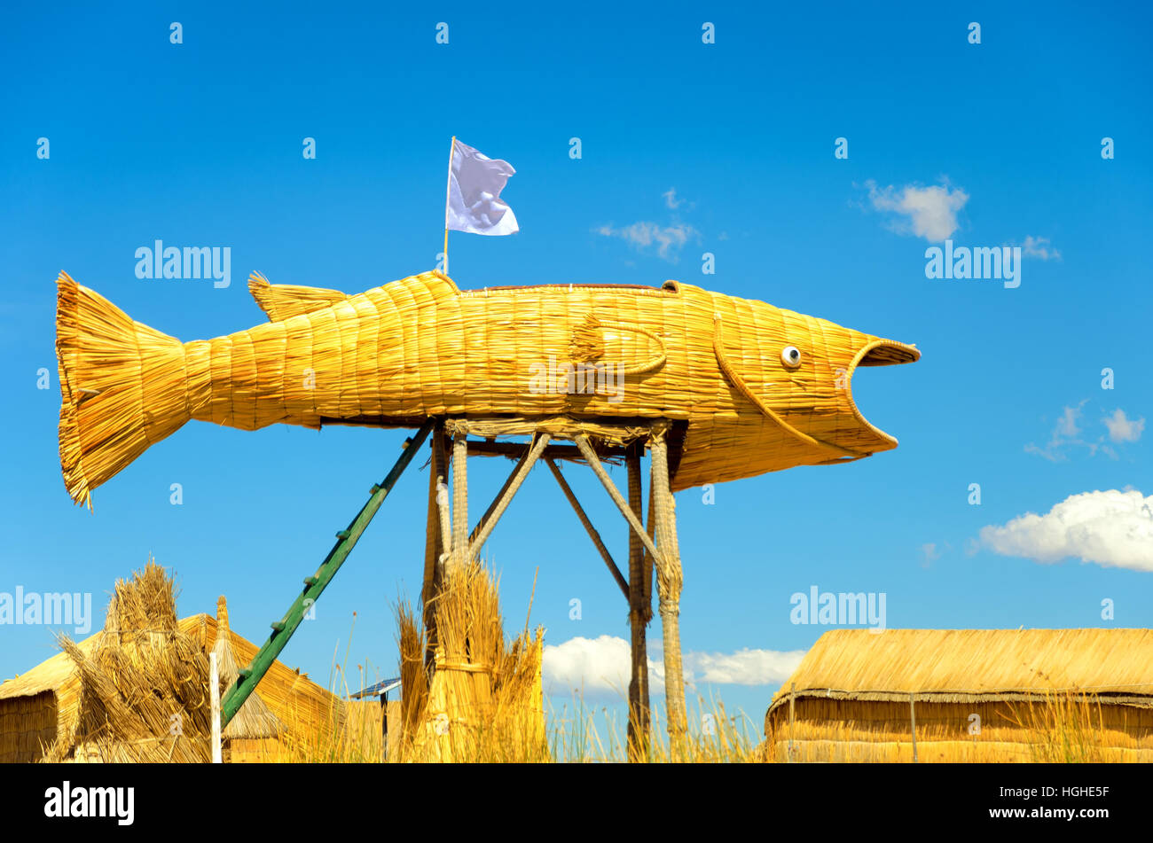 Pesce resa da canneti a Uros isole galleggianti sul lago Titicaca in Perù Foto Stock