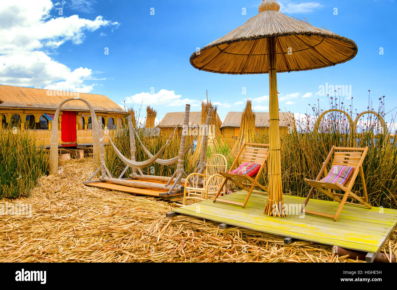 Sedie a sdraio e amache su un uomo fatto isola galleggiante sul lago Titicaca in Perù Foto Stock