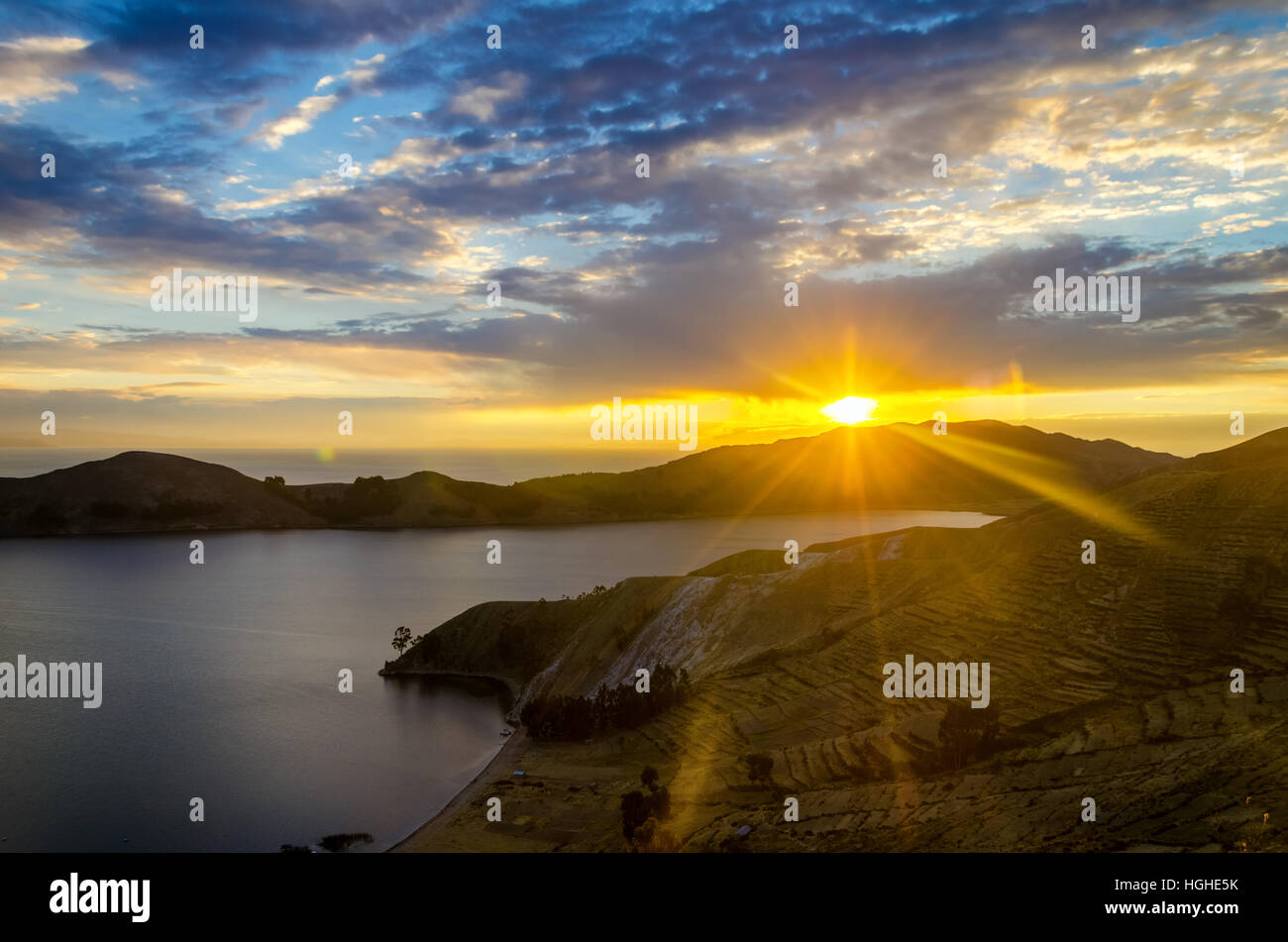 Vista di uno splendido tramonto sul lago Titicaca dall'isola del sole in Bolivia Foto Stock