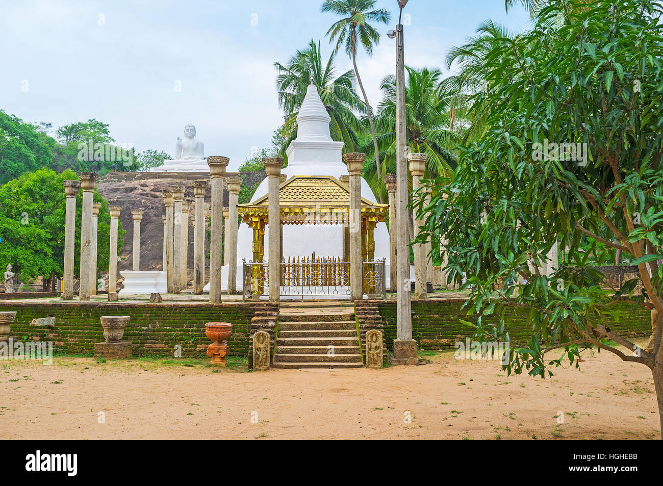 Il Tempio Mihintale è famoso luogo di pellegrinaggio buddista, situato sulla cima della montagna tra le foreste, Sri Lanka. Foto Stock