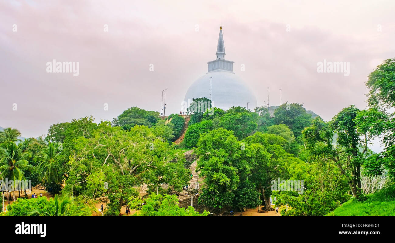 Il grande Maha Seya Stupa situato sulla parte superiore del Mahinda's Hill, famosa anche come Mihintale, Sri Lanka. Foto Stock