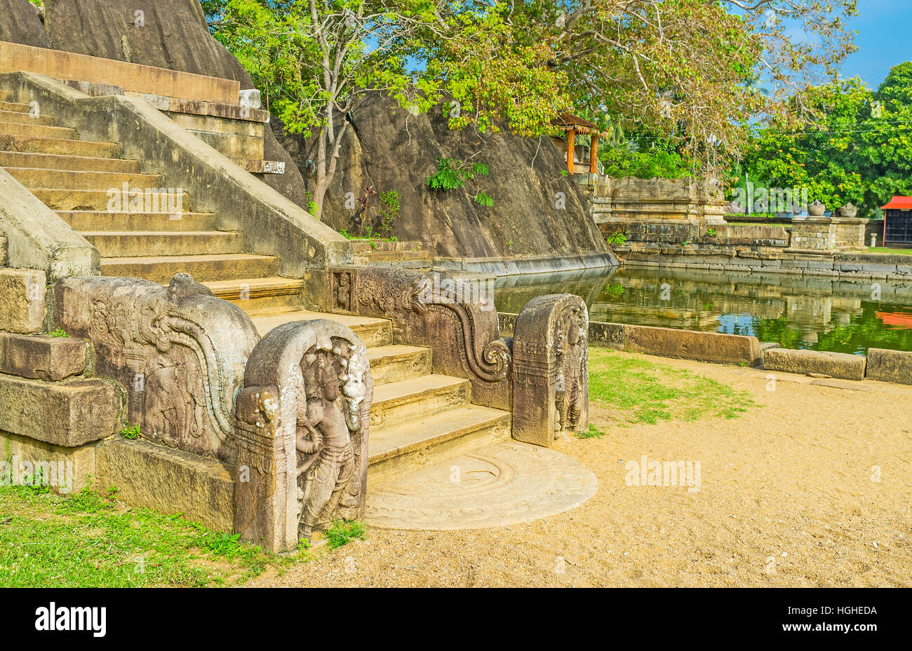 La scala per il tempio di roccia in Isurumuniya decorato con sculture e incisa la semi-circolare lastra di pietra - Pietra di luna nella parte anteriore di esso Foto Stock