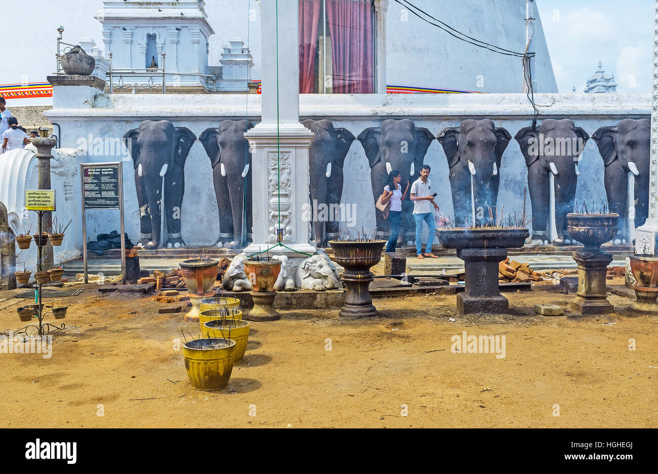 Il posto accanto all'ingresso principale di Ruwanwelisaya complesso con numerose ciotole per i bastoncini di incenso Foto Stock