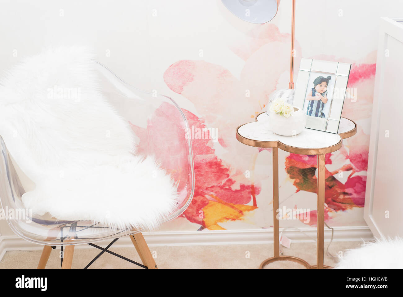 Baby girl vivaio accessori rosa carta da parati Presepe e comò Foto Stock