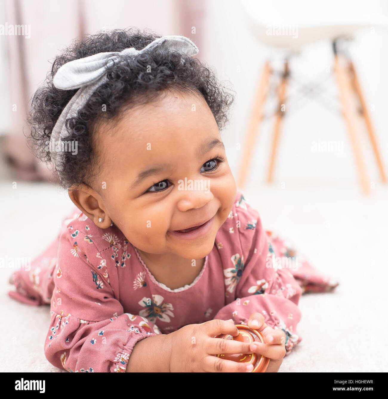 Baby sorridente nel suo vivaio Foto Stock