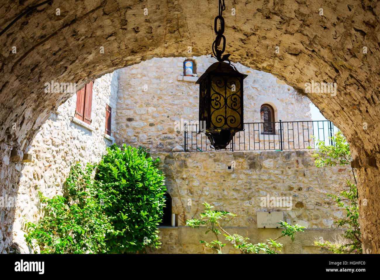 Il pittoresco arco nel famoso villaggio montano di Eze, Francia Foto Stock