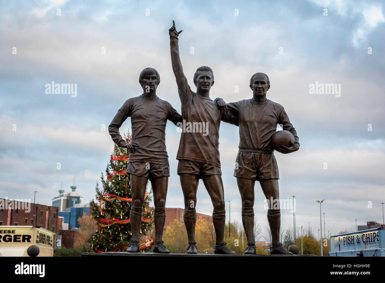 George Best Denis legge Bobby Charlton statua a Manchester United Foto Stock
