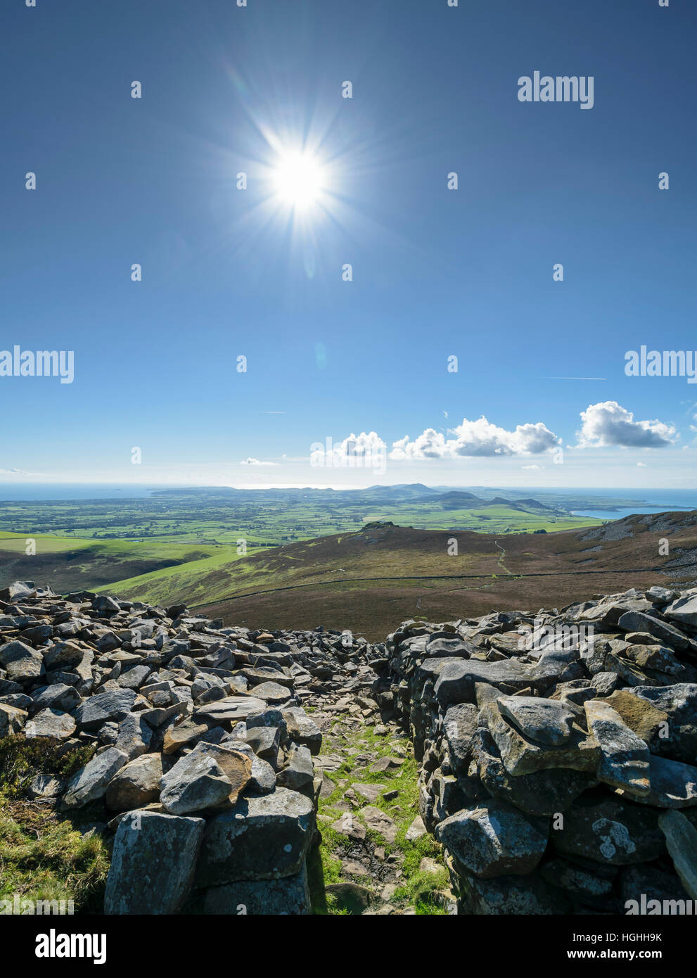 Tre'r Ceiri antica età del ferro Hill fort dal Llyn sentiero costiero Llithfaen sul Lleyn Peninsula North Wales UK Foto Stock